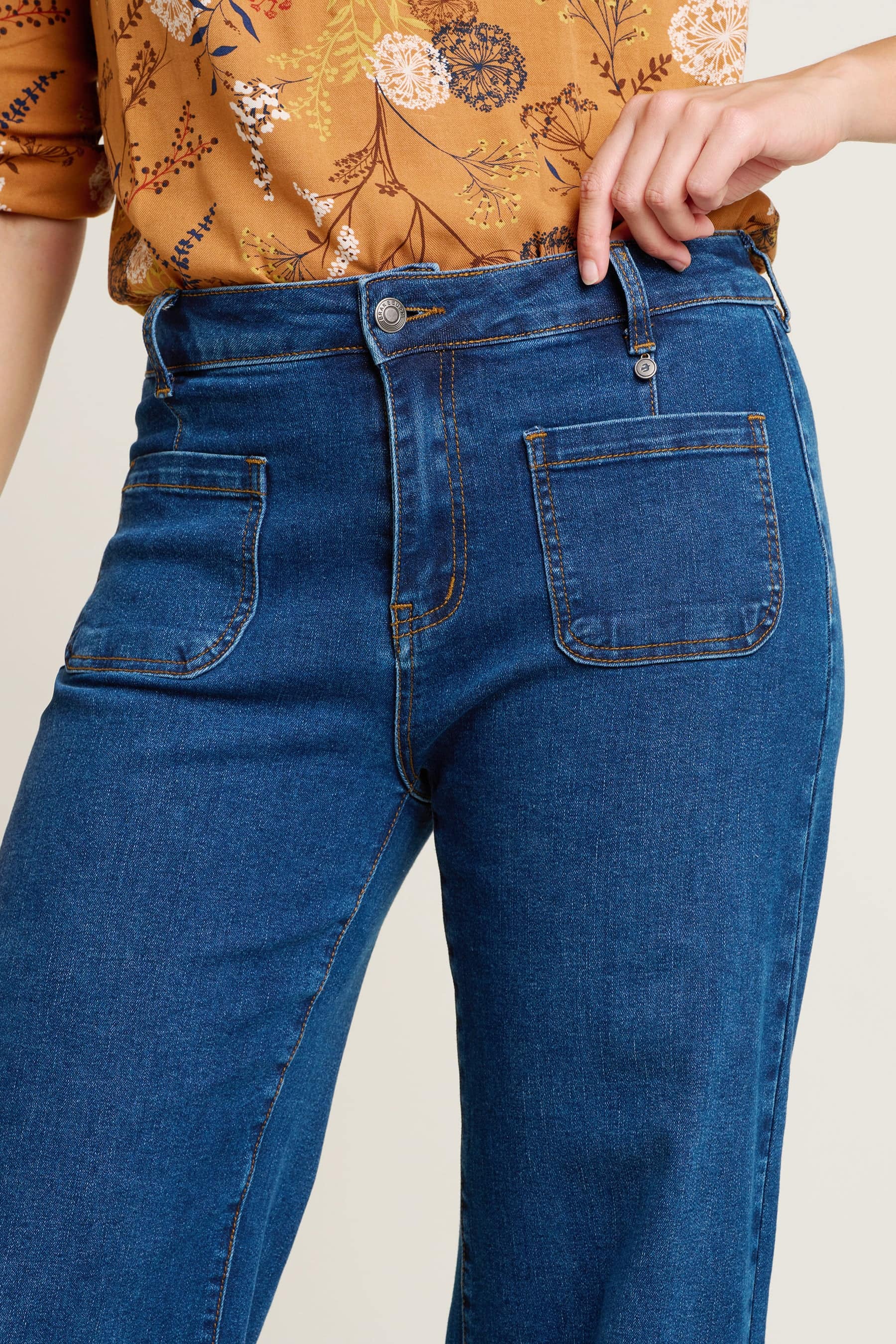 Model wearing Brakeburns women's wide straight leg jeans with two square pockets on the front.